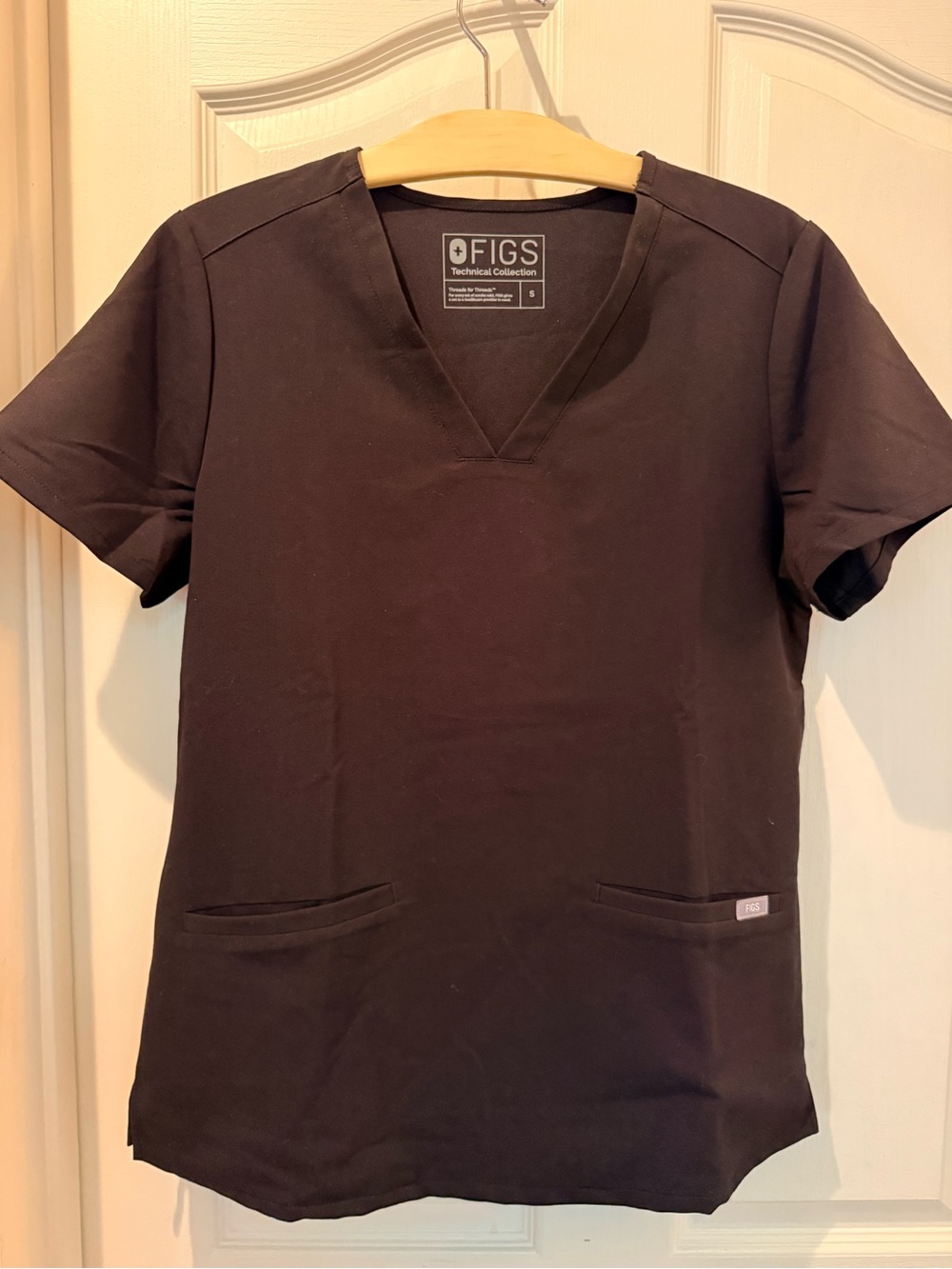 FIGS Classic V-Neck Scrub Top with 2 pockets in Black. Size small.